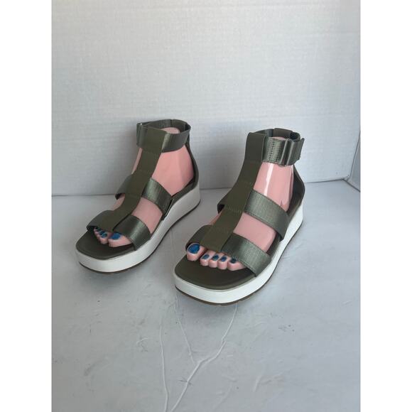 NWOT UGG Women's Eeba Gladiator Green and White Leather Hook and Loop Sandal 7 - Picture 1 of 11
